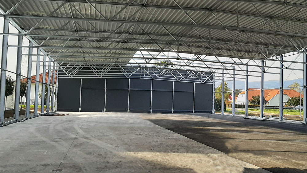 Die aufgestellte verzinkte Stahlkonstruktion des Schwarzmann X® Lagerzelts