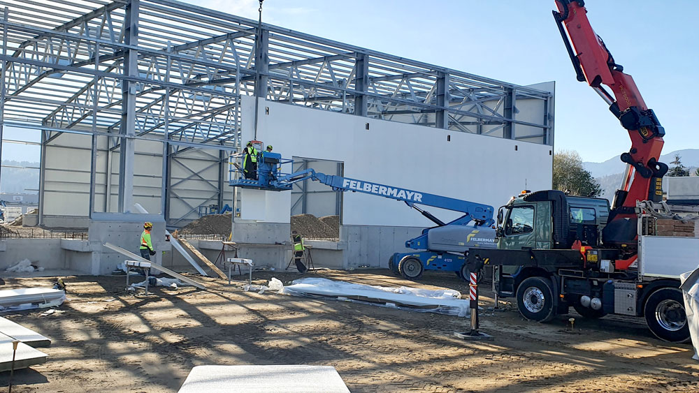 Paneelmontage an einer Stahlhalle für Lagerung.