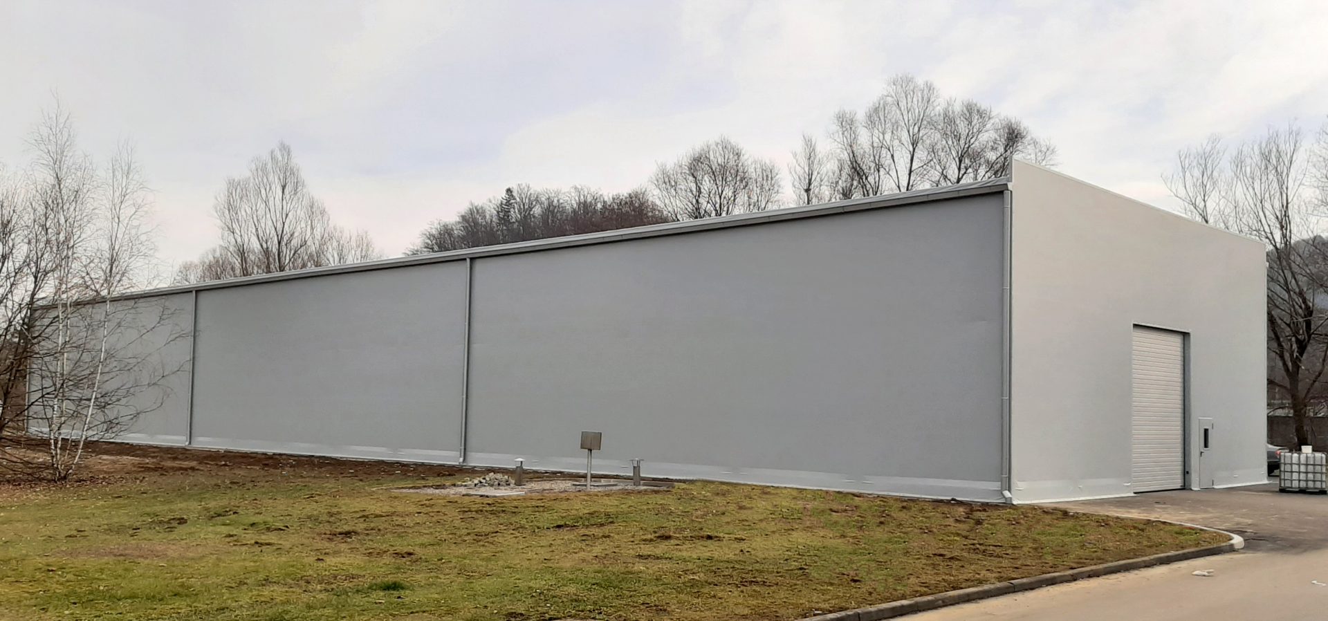 Die einfache Schwarzmann X® Flachdach Zelthalle