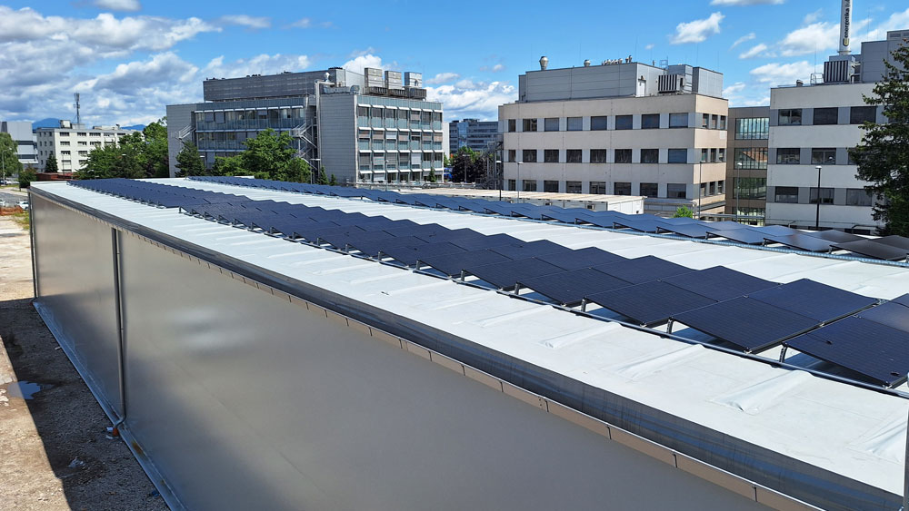 Photovoltaikmodule auf dem Schwarzmann X® Lagerzelt mit Flachdach