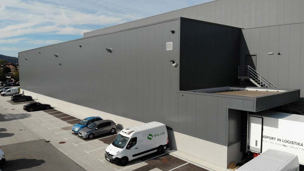 Vorgefertigte Stahlhalle mit vertikal montierten Dämmplatten