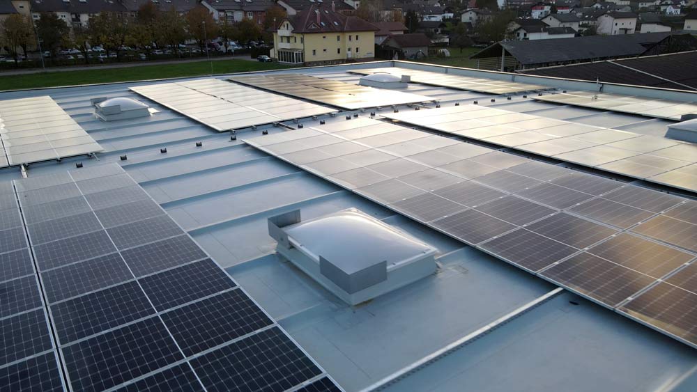 Sonnenkollektoren auf dem Dach einer Halle mit einem fast flachen Dach (2° Neigung)