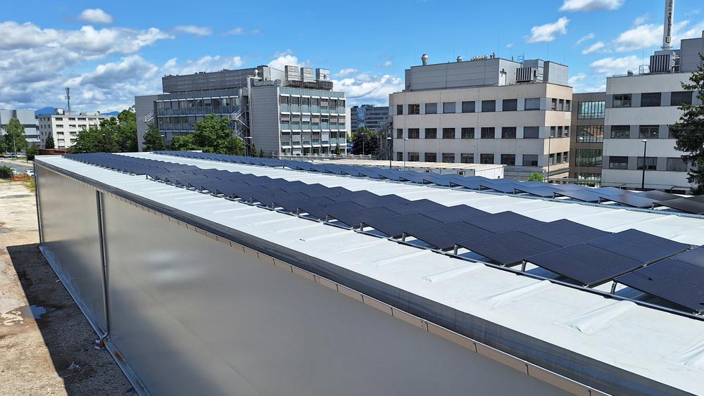 Sonnenkollektoren auf dem Dach einer Logistikhalle