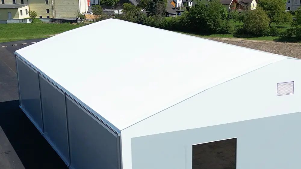 Dach einer Zelt- oder Leichtbauhalle mit PVC-Membran