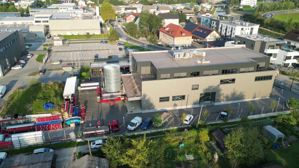 Gewerbehalle mit Büros in der obersten Etage