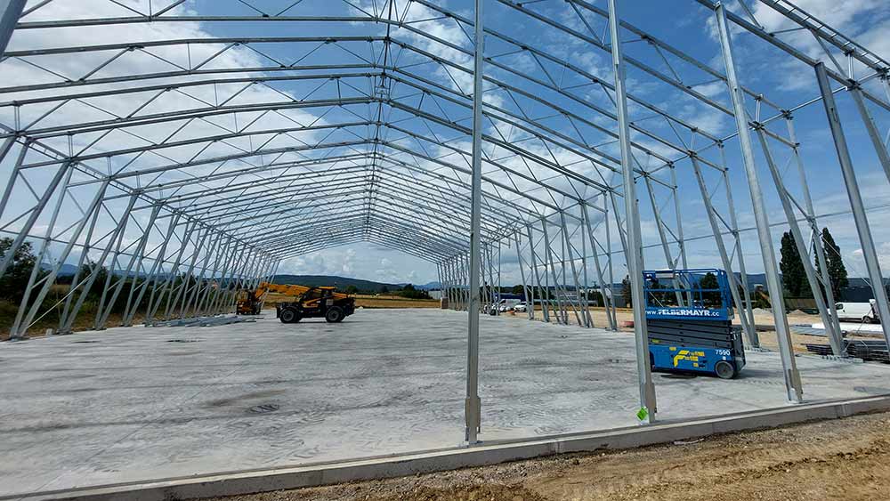 Betonplatte und Stahlkonstruktion einer Zeltlagerhalle