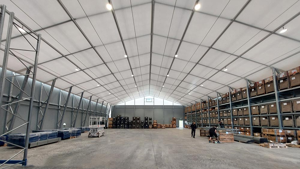 Blick in das Innere einer Lagerhalle mit integrierten Regalen
