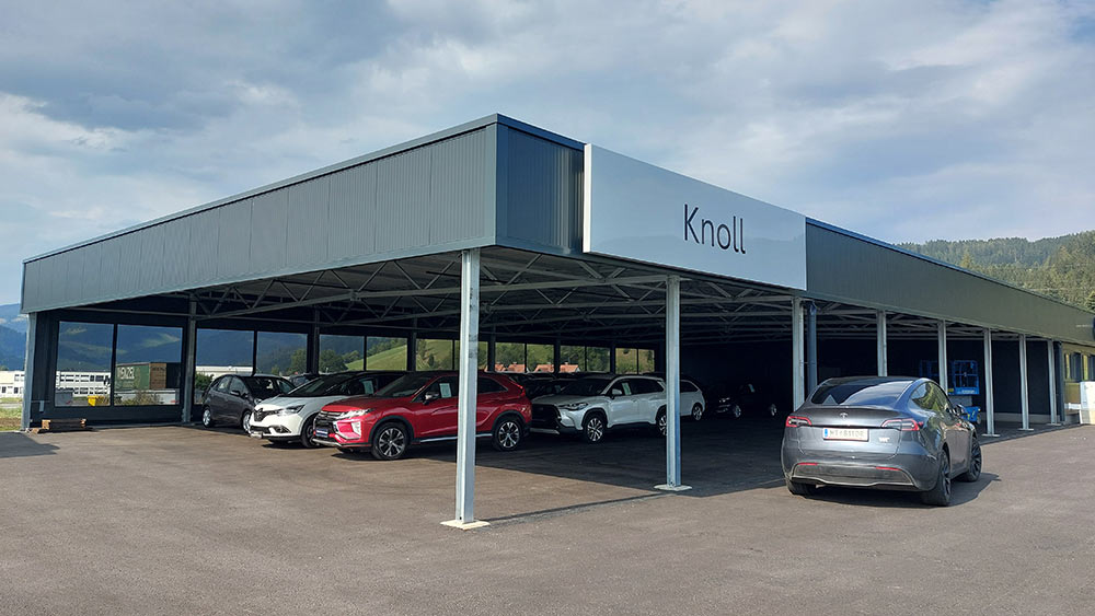 Überdachter Parkplatz mit flachem, isoliertem Dach