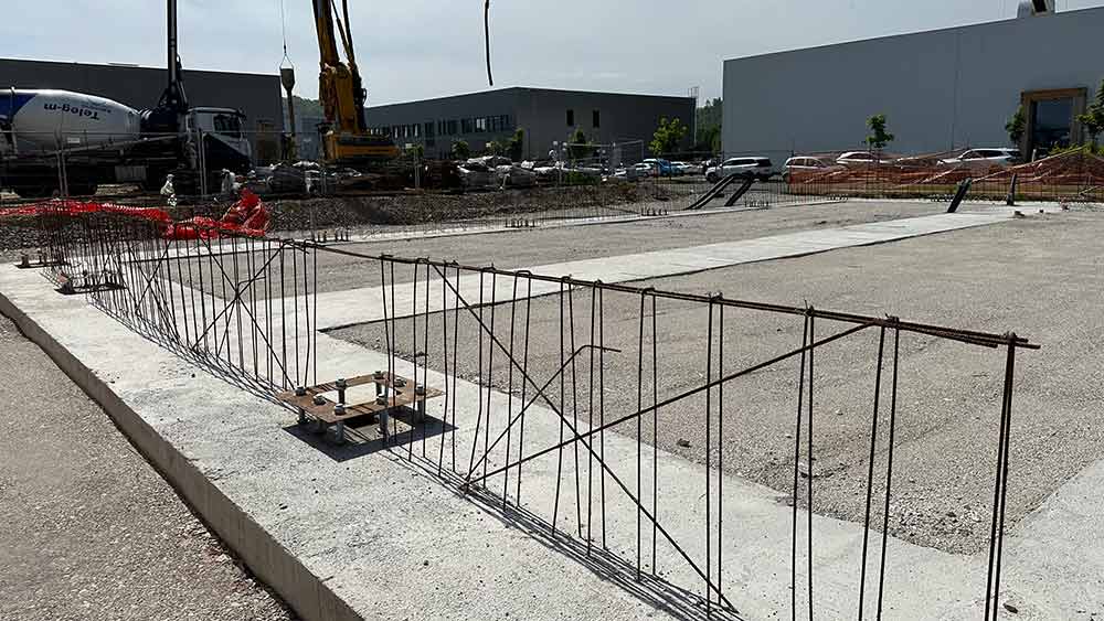 Linienfundamente mit vorbereiteten Stahlstützenhalterungen für die Montage von Stahlstützen