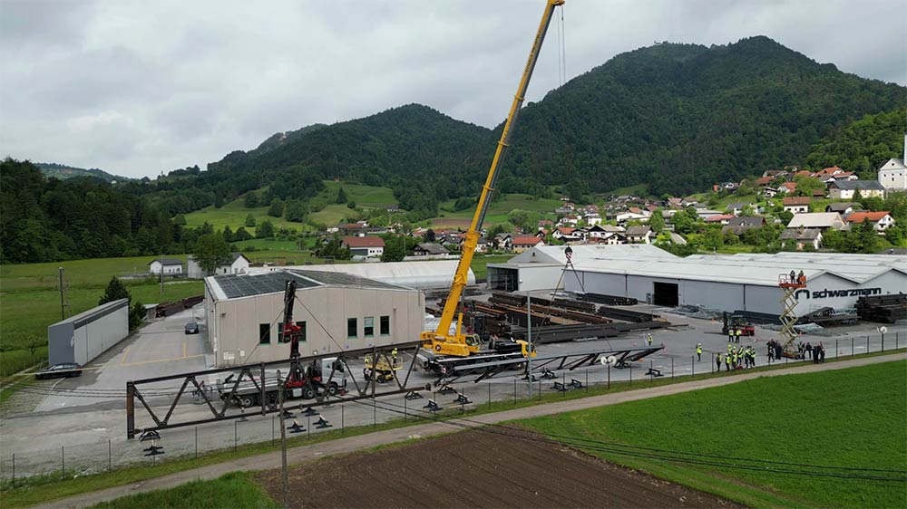 Die Hebemethode wurde vor der Montage des Flugzeughangars getestet.