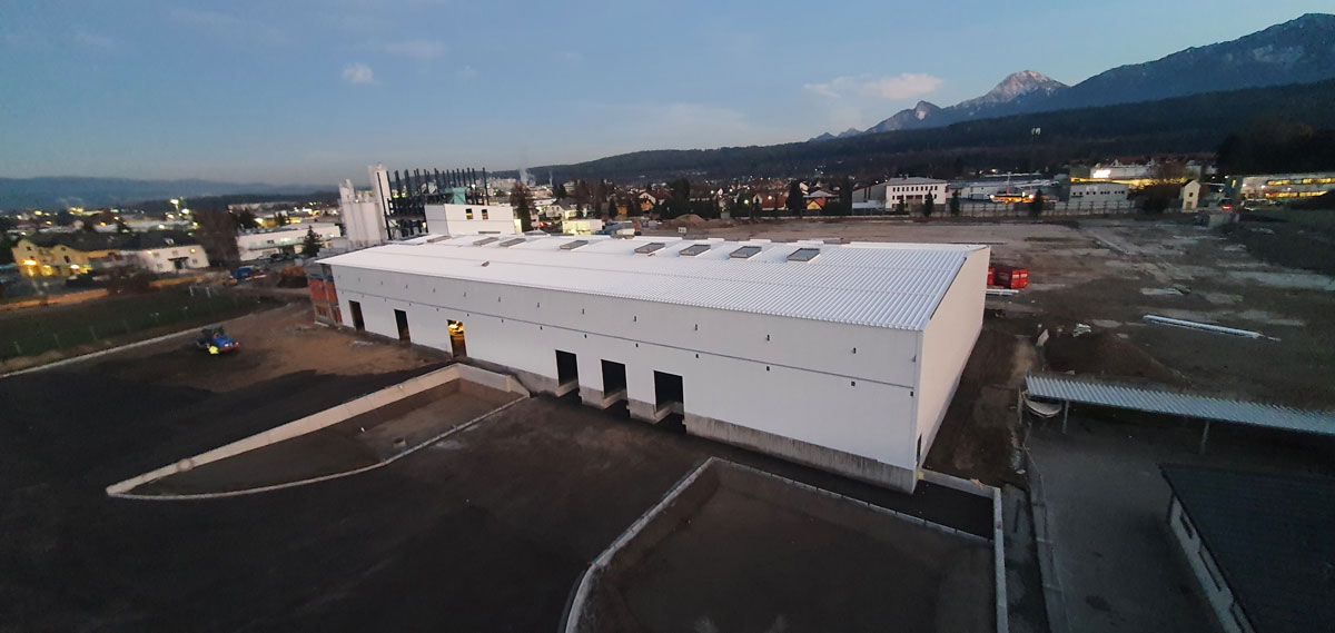 Produktionshalle mit Isolierplatten