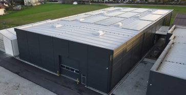 Isolierte Lagerhalle mit auf dem Dach montierten Solarkraftwerk
