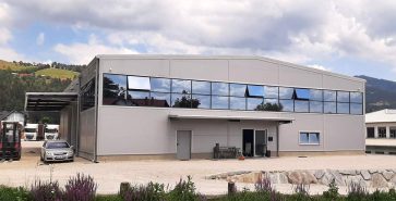 Stahlhalle mit Fenstern im Bürobereich