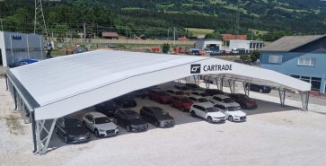 Überdachter Parkplatz für den Fahrzeugverkauf