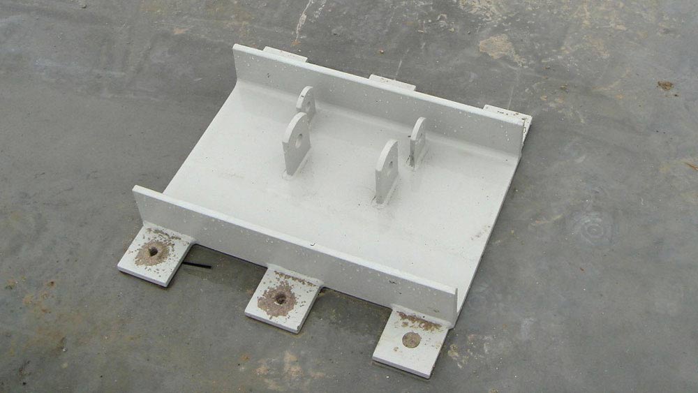 Metallfundament zur Verankerung im Beton mit chemischen Ankern
