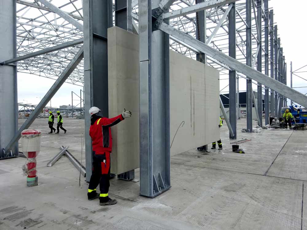 Installation eines Brandschutzwandblocks aus Beton in einer Halle