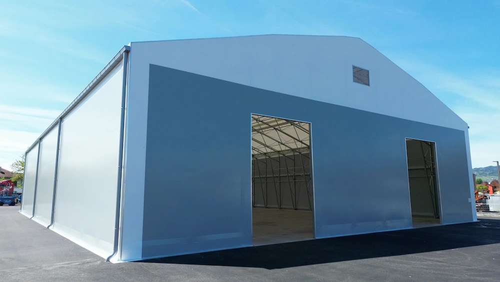 Lagerzelt mit zwei Eingängen für die Materialmanipulation