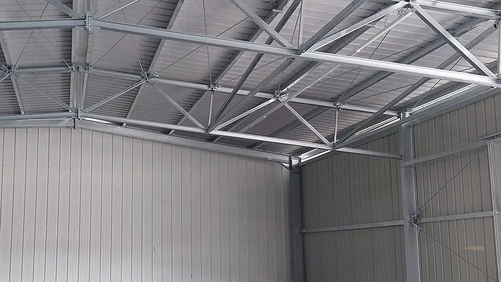 Innenansicht einer Halle mit Trapezblechdach