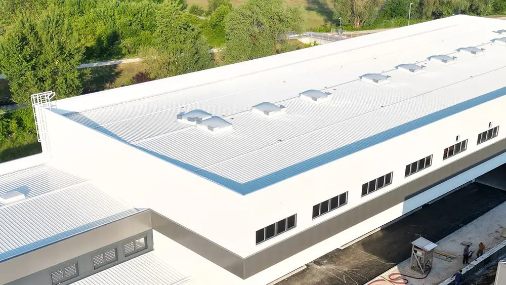 Außenansicht einer Industriehalle mit Sandwichpaneelen
