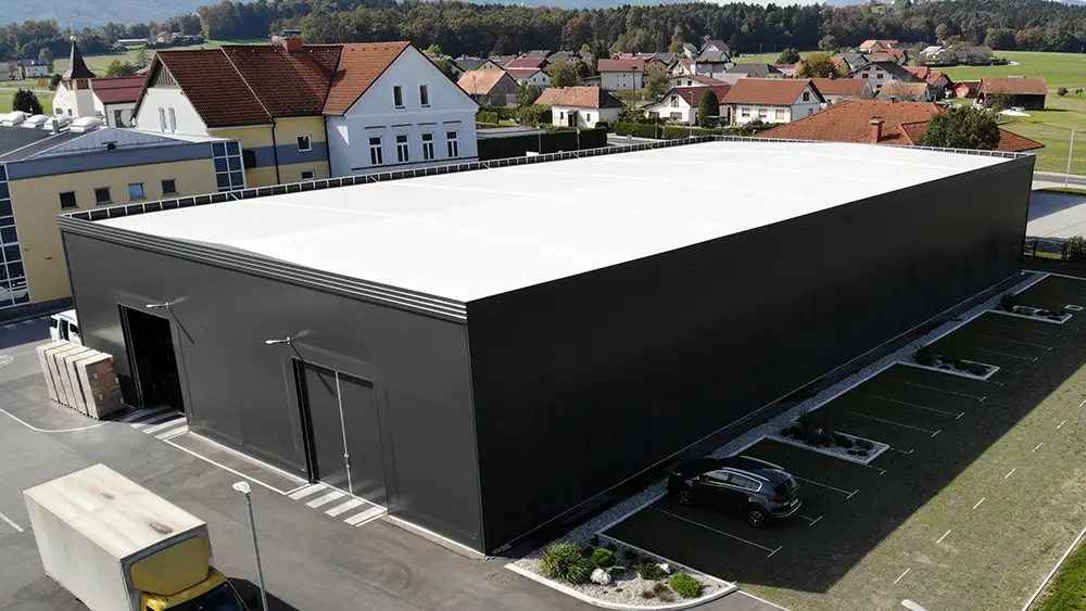 Schwarzmann X®-Halle mit isoliertem Dach und PVC-Membran an den Wänden