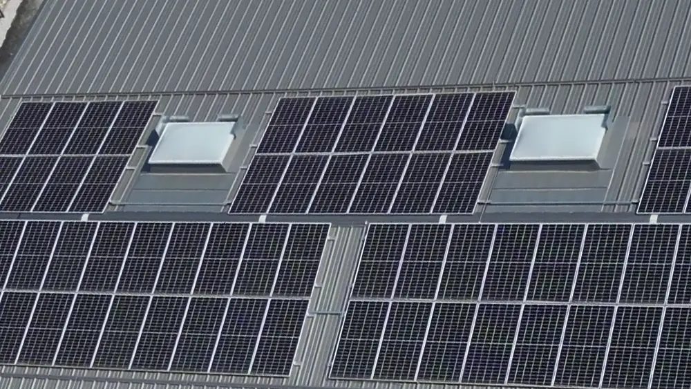 Solarmodule und Lichtkuppeln auf dem Hallendach