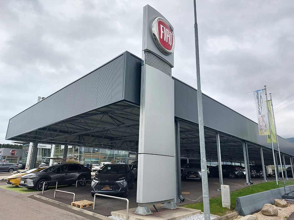 Überdachte Ausstellungsraum für die Marke Toyota, Fiat und Gebrauchtwagen.
