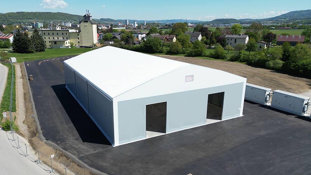 Große Zelthalle