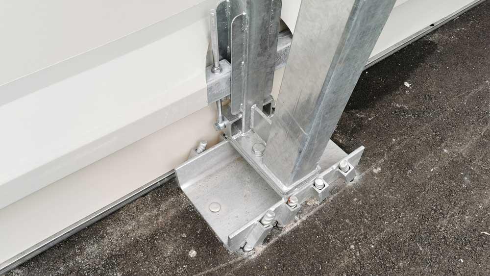 Metallfundament eines Industriezeltes.