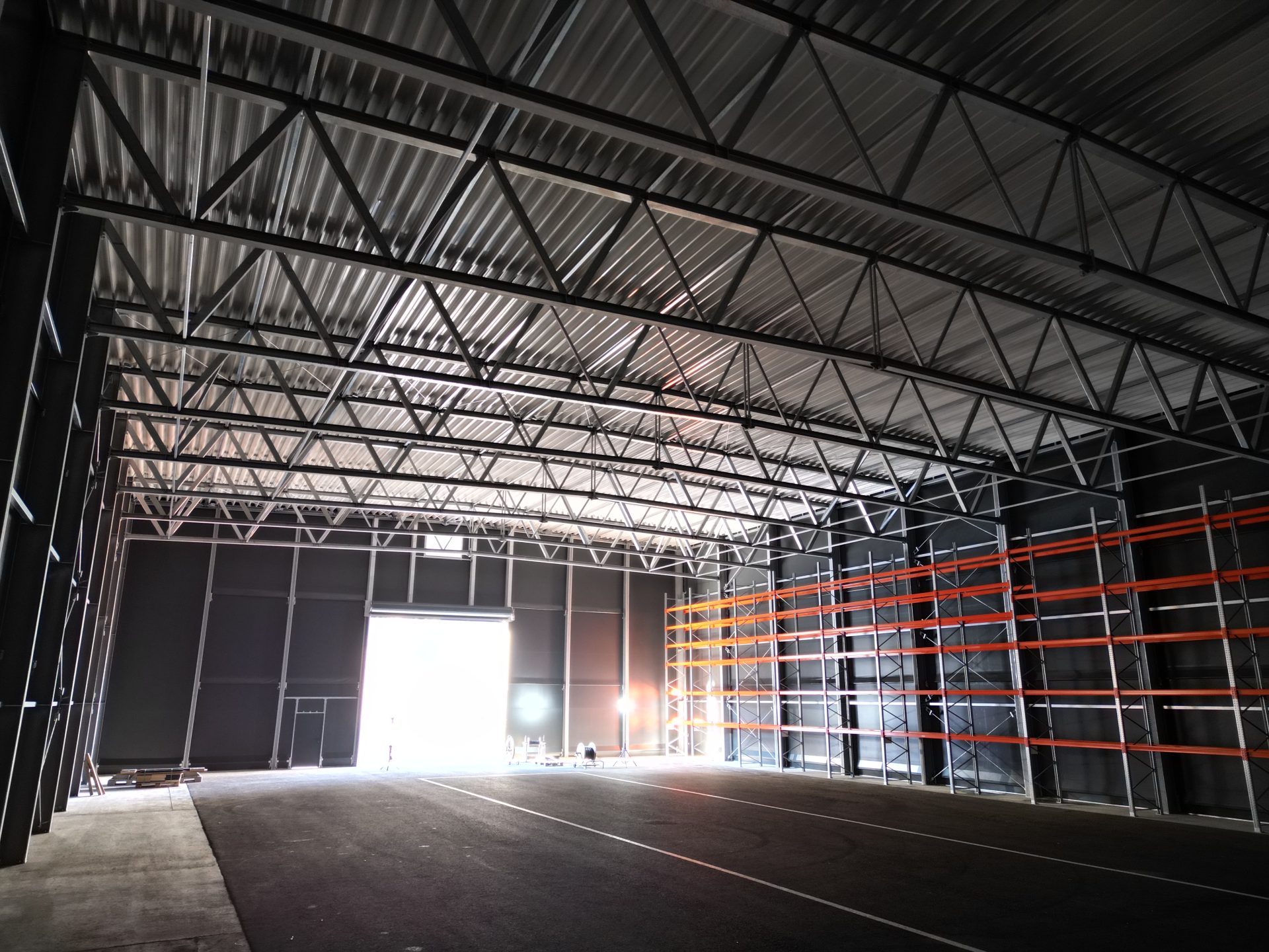 Grosses Zelt mit Stahlträgern und Regalsystem.