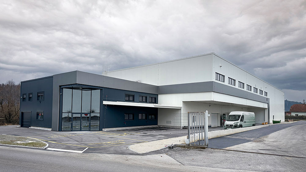Mehrzweckhalle mit getrenntem Büro- und Produktionsbereich