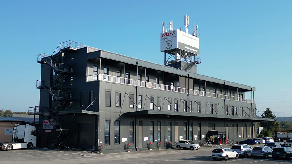 Mehrzweckhalle mit Paneelverkleidung