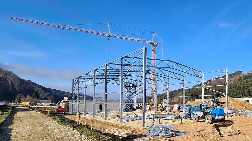 Aufbau eines modularen Stahlgerüsts auf der Baustelle