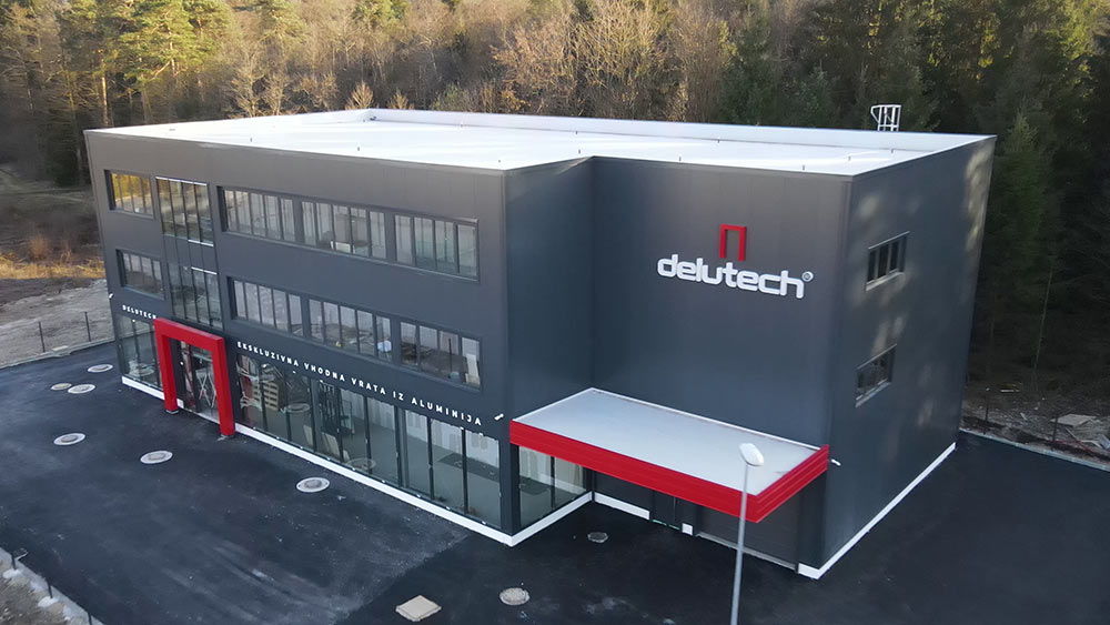 Repräsentative Firmenhalle des Unternehmens Delutech d.o.o. im Gewerbegebiet Komenda