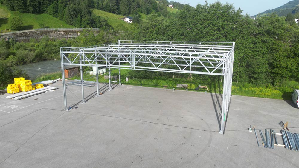 Tragstruktur einer Schwarzmann X® Halle während der Montage auf der Baustelle