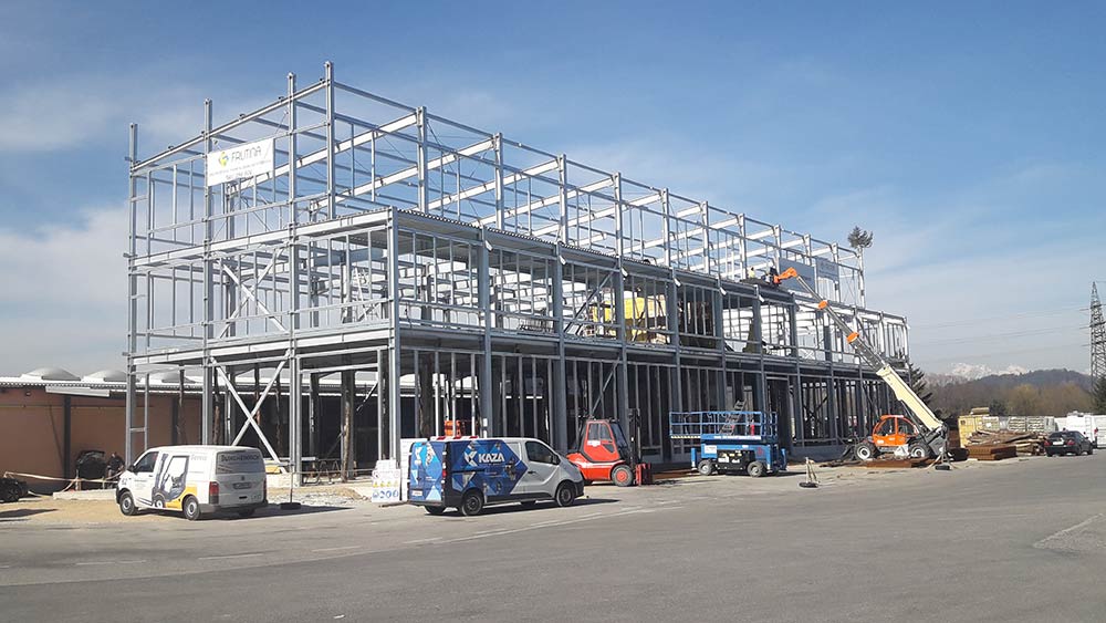 Stahltragwerk einer dreigeschossigen Halle