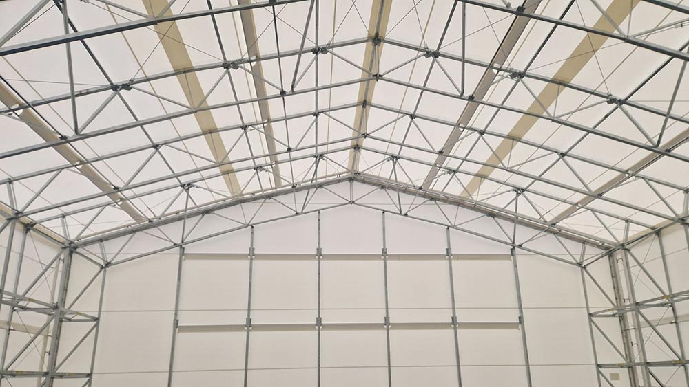 Innenansicht einer Zeltkonstruktion mit Stahltragwerk und PVC-Dach