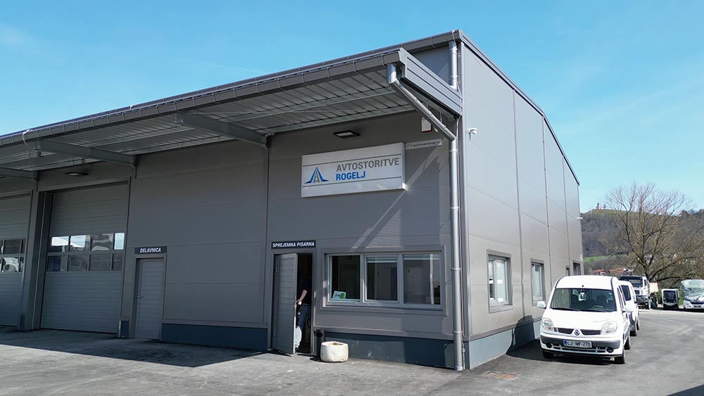 Vordach, das an einer Halle montiert ist