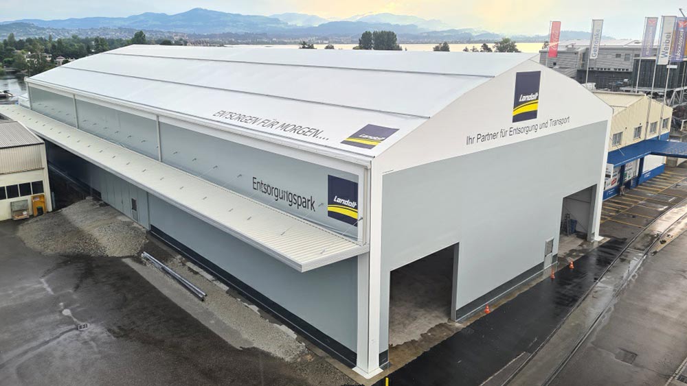 Vordach an einer Zelthalle als Wetterschutz für die umliegenden Flächen