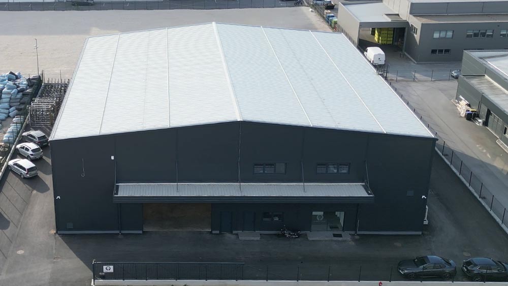 Konsolenvordach über den Zugängen zur Halle