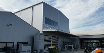 Isolierte Panelhalle mit Bürogeschoss von Schwarzmann.