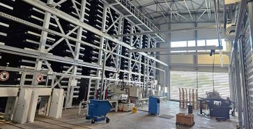 Innenansicht der Panelhalle mit automatisiertem Regallager.