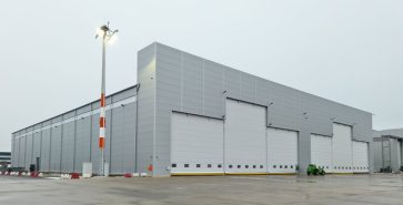 Moderner Flugzeughangar aus Stahlkonstruktion