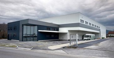 Gewerbehalle mit Bürotrakt und moderner Glasfassade