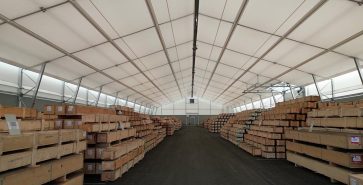 Innenansicht einer Lagerhalle mit gestapelten Holzkisten