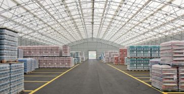 Logistikhalle mit Palettenlager und breiten Gängen