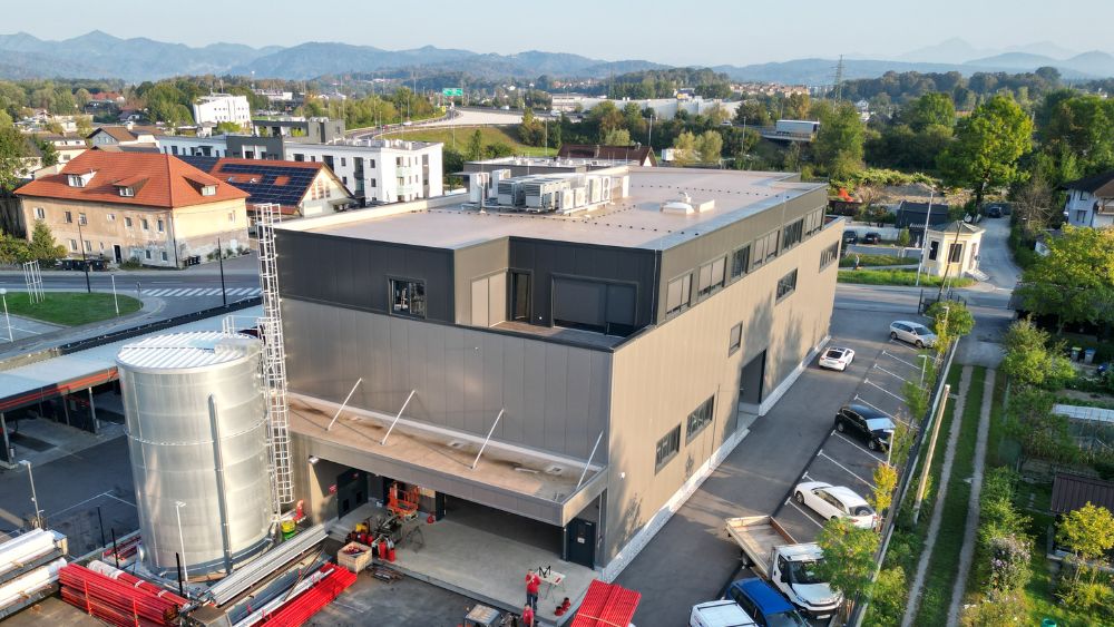 Mehrzweckhalle mit Lager und Büroetage – Hallen Schwarzmann