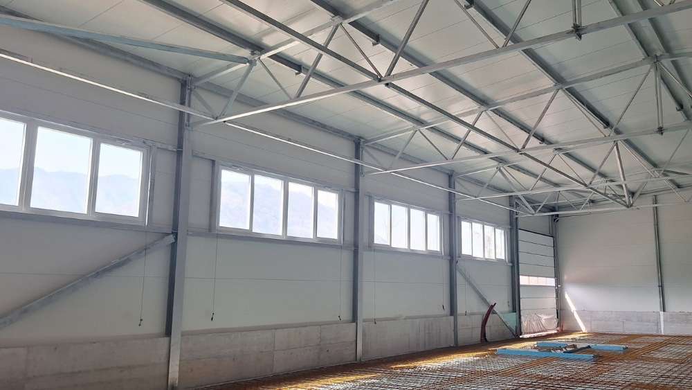 Stahlhalle mit Wand und Dachpaneelen im Innenraum