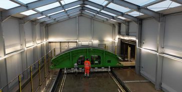 Innenraum einer industriellen Zelthalle mit Spezialausrüstung für den Tunnelbau