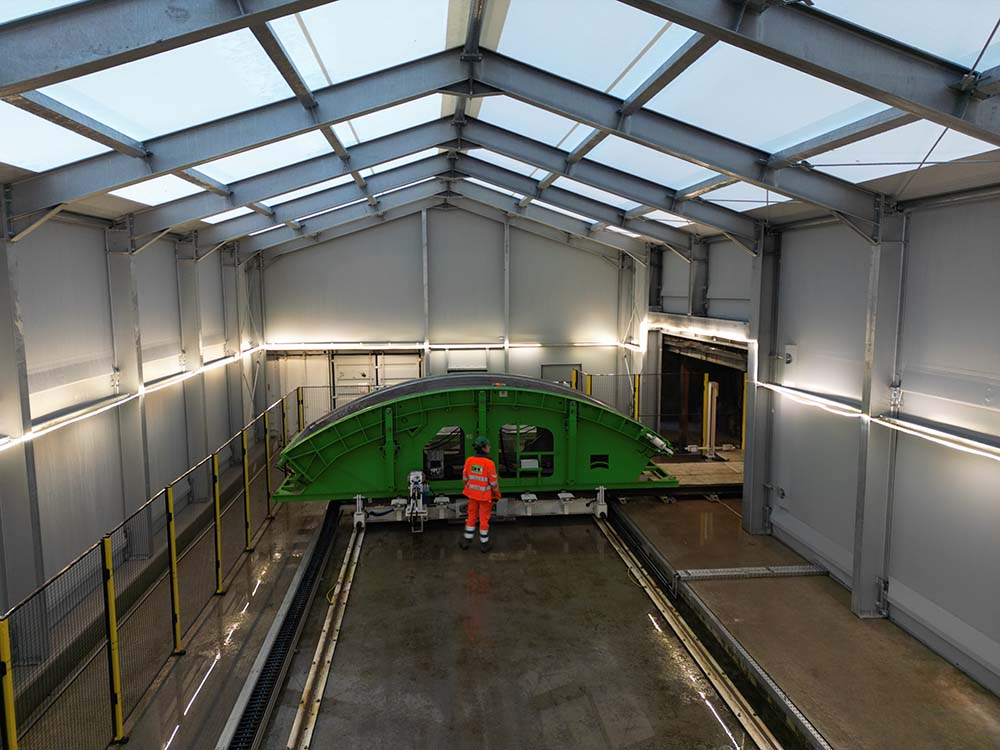 Schwarzmann-Zelthalle für Implenia mit Schutz für die Produktion von Betonteilen des Gotthard-Tunnels