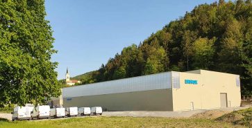 Produktionshalle mit seitlichen Lichtbändern für optimale Beleuchtung